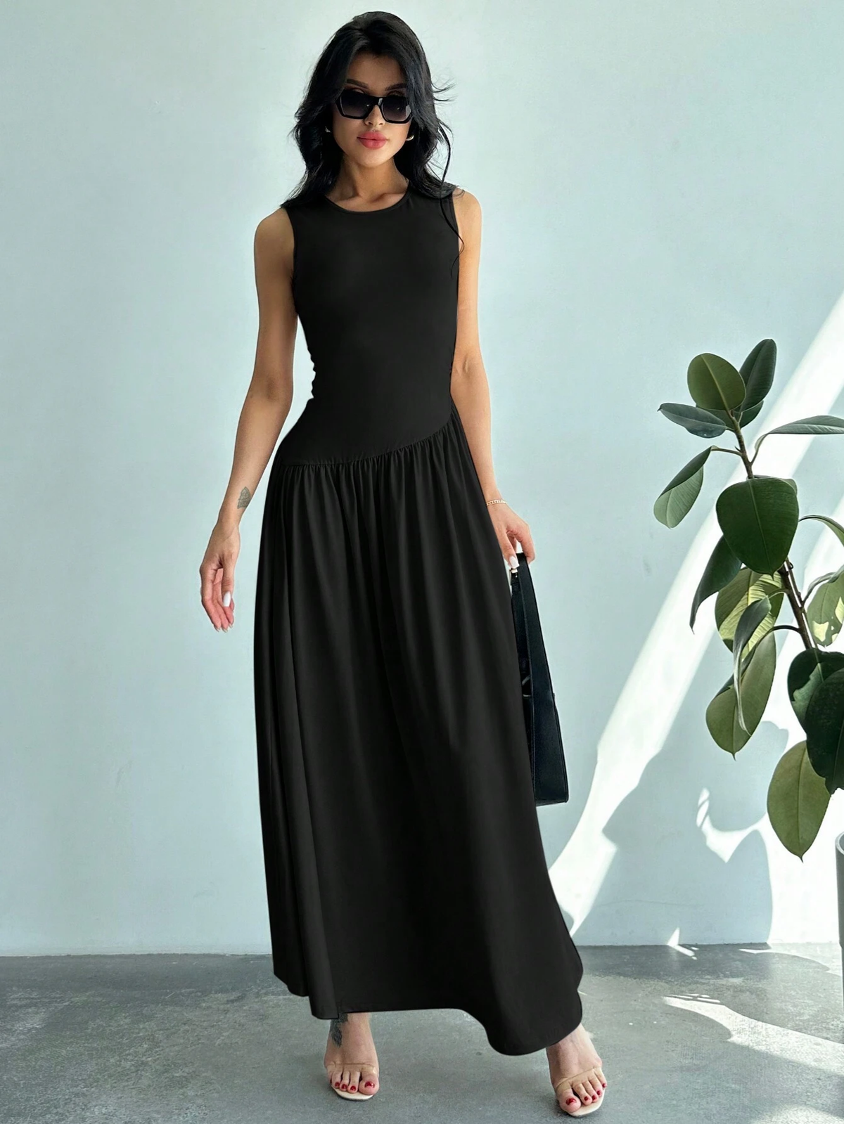 Women's Sleeveless Solid Color Round Neck Ruched Waist Long Dress